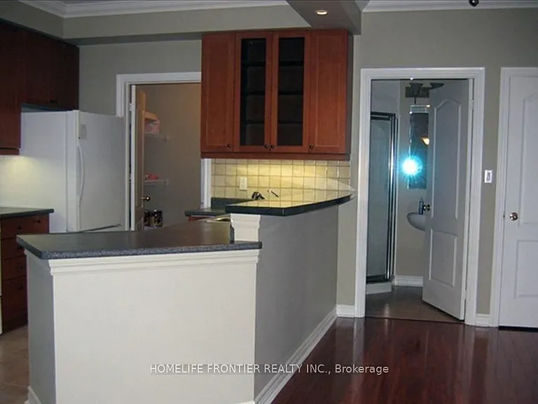3351 Cawthra Rd #402 — Photo 1