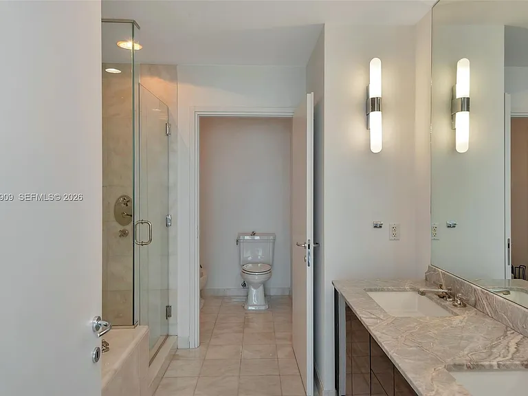 50 S Pointe Dr #2007 — Photo 31