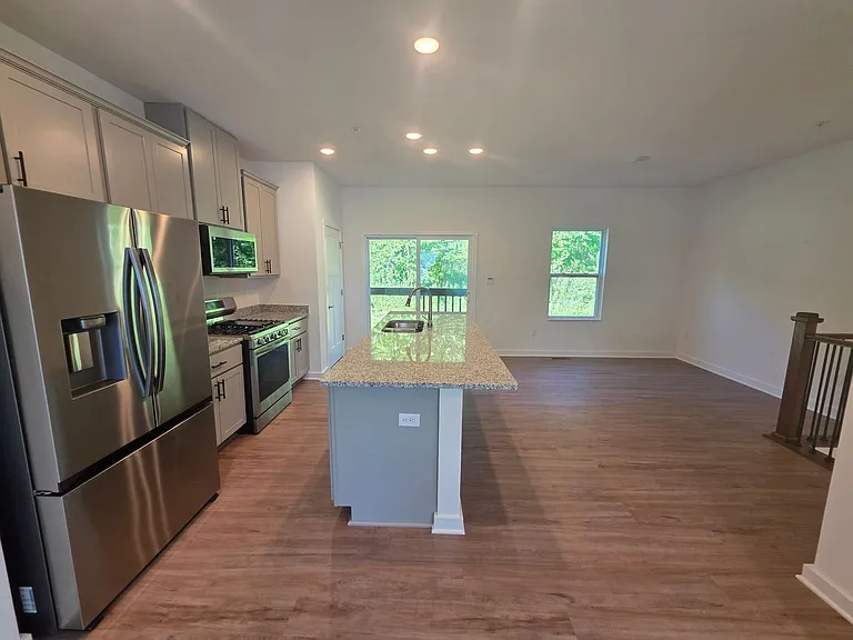 1806 Canterbury Dr — Photo 14