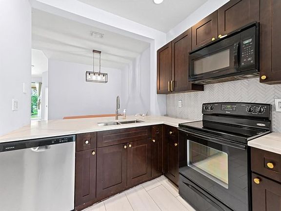 4th image of 6435 Park Lake Cir