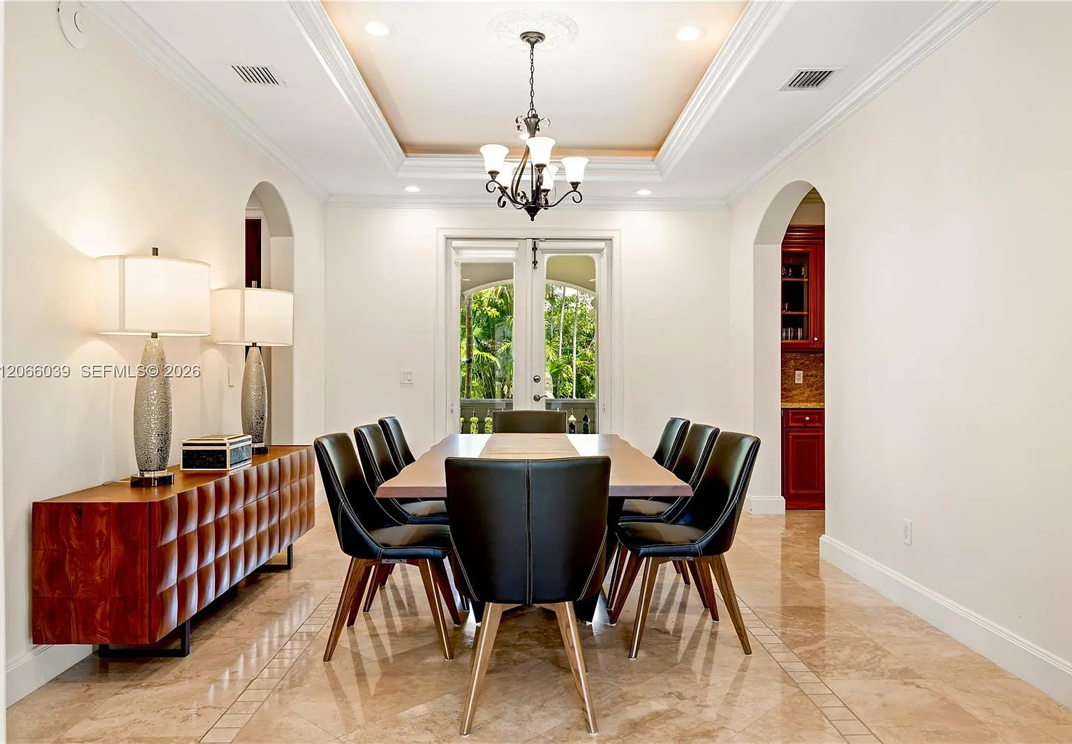 6 bed, 5922 sqft, $27,000 — Photo 2