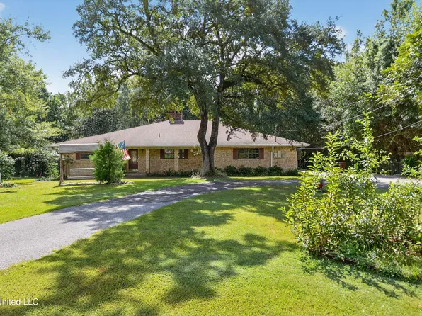 2325 N Country Club Ln, Biloxi, MS 39532