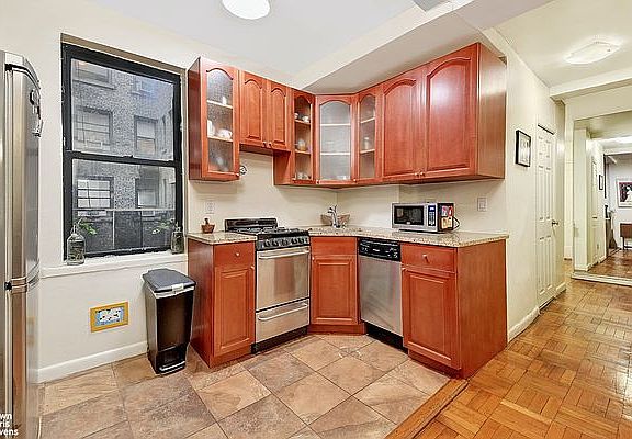 3rd image of 226 E 12th St APT 2J