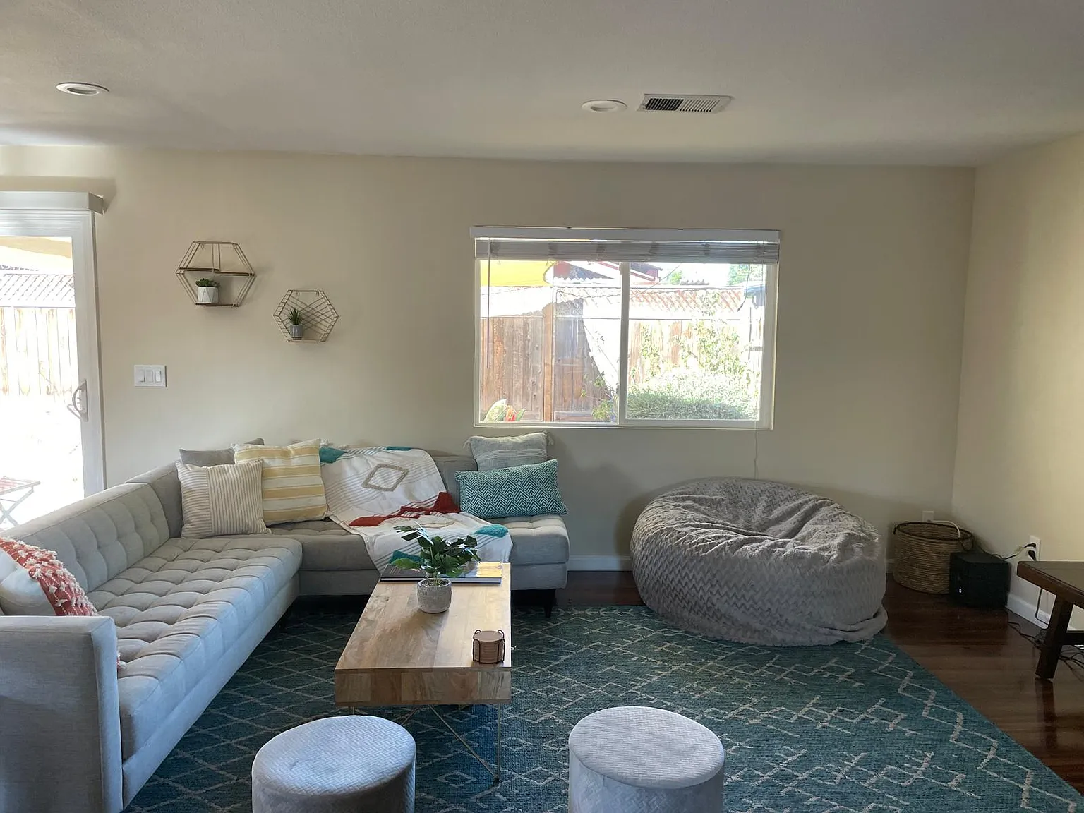 4 bed, 1584 sqft, $6,500 — Photo 2