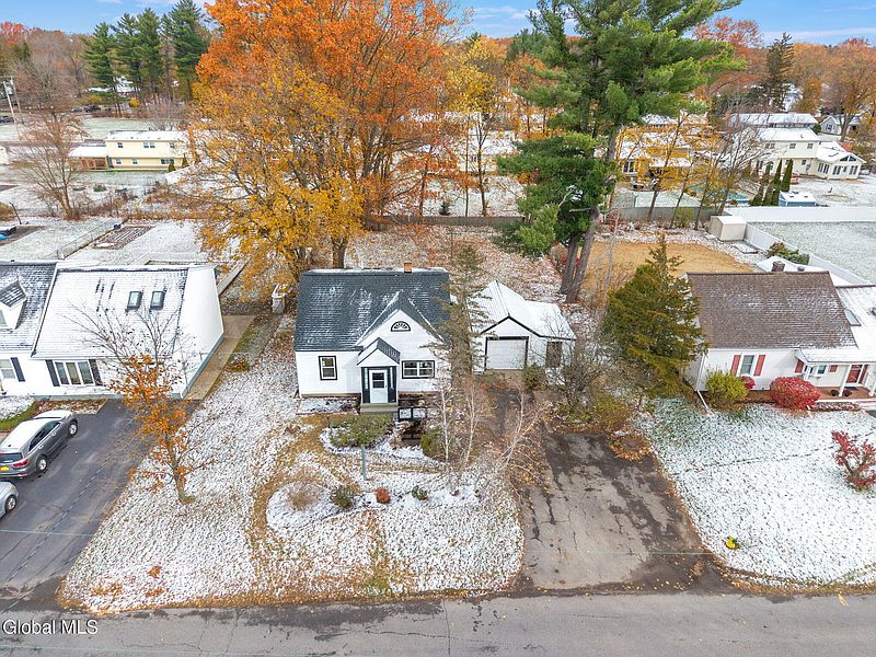 3rd image of 11 Saratoga Drive