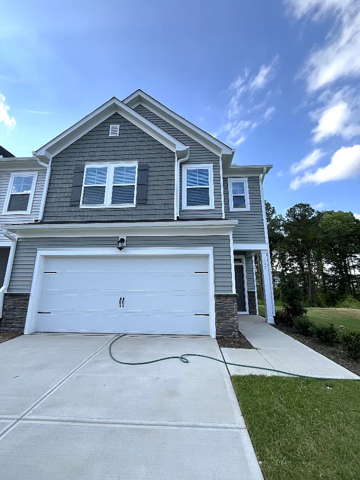 3 bed, 2.5 bath, 1954 sqft, $2,095 — Photo 1