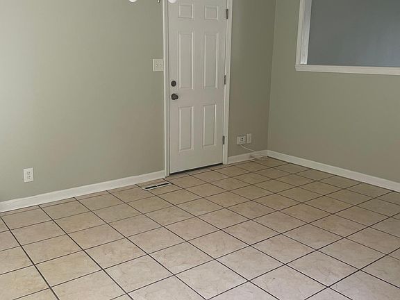 4th image of 1004 Oakland Dr