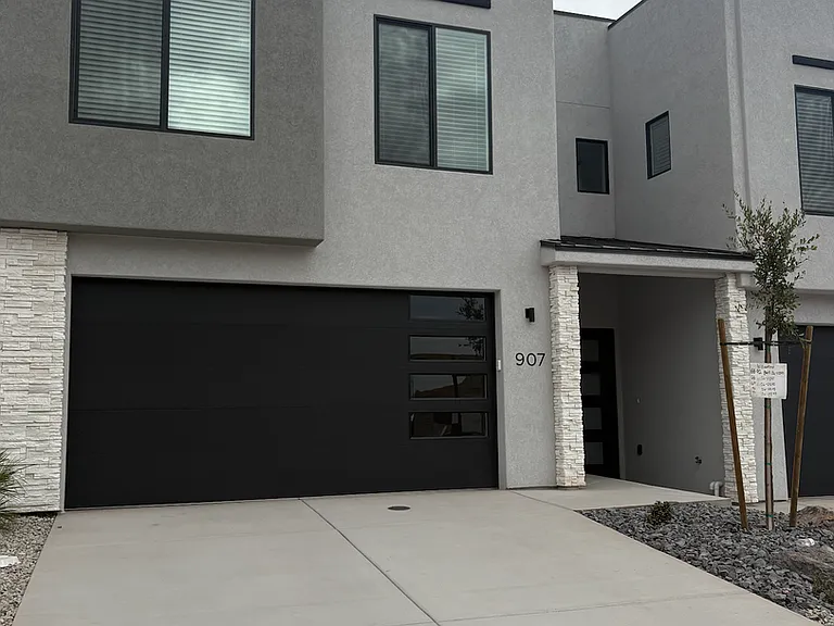 907 S Willow Dr — Photo 2