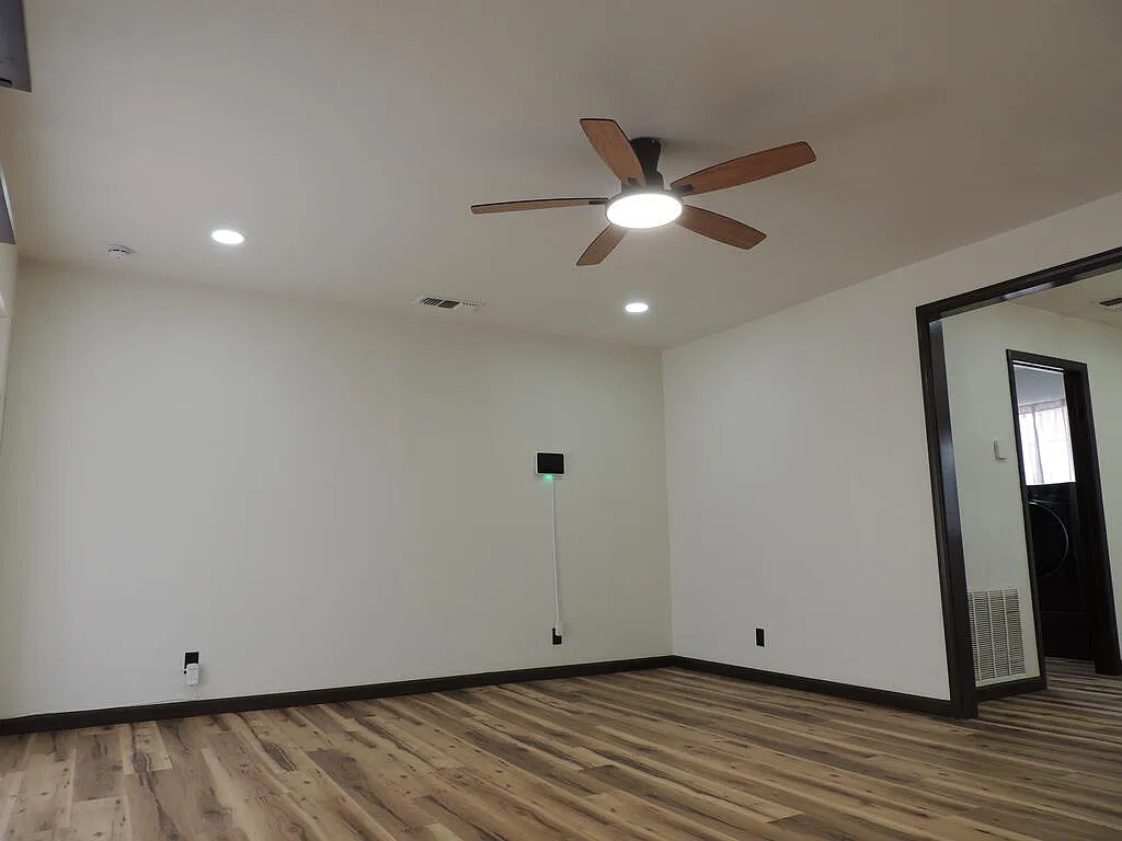 3 bed, 2.0 bath, 1327 sqft, $2,400 — Photo 3