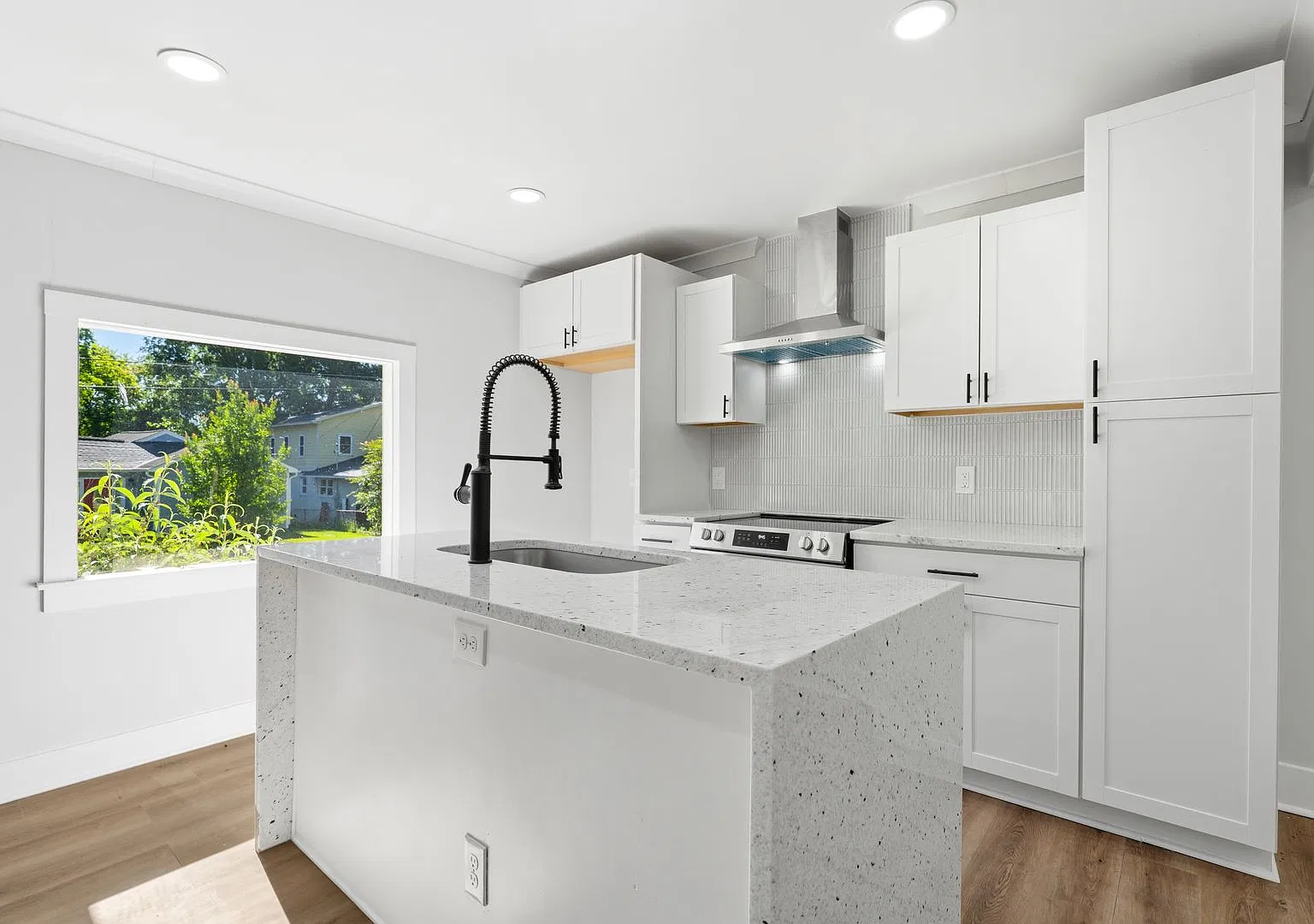 Beautifully renovated 3-bedroom bungalow near downtown with fully fenced yard! — Photo 4