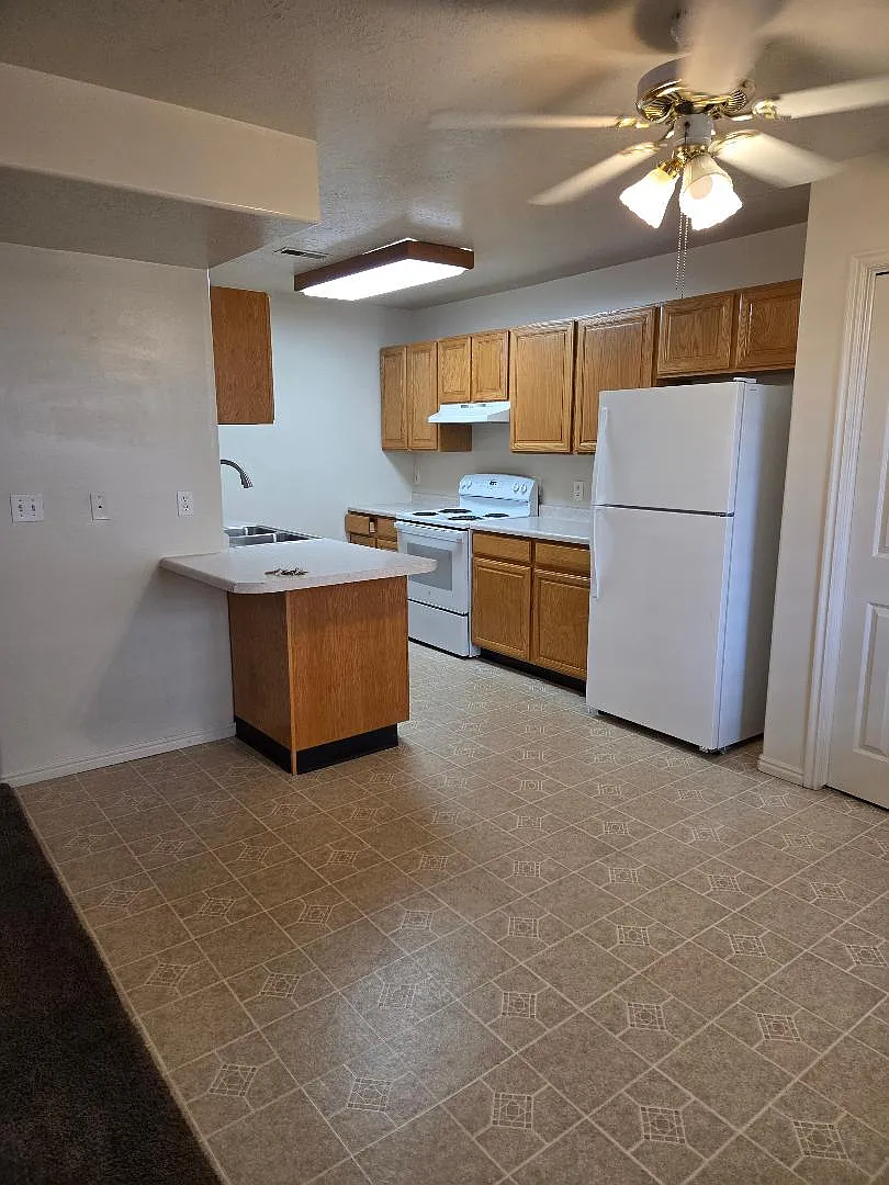 4937 S 300 W — Photo 2