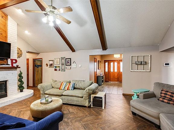4th image of 295 Doral Ln
