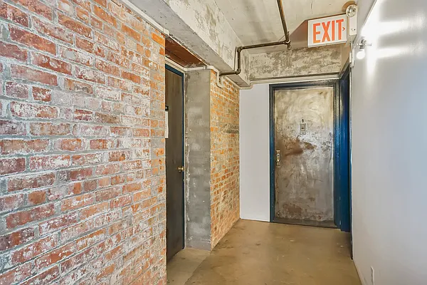 Sold by Avenue Sotheby's International Realty | media 32