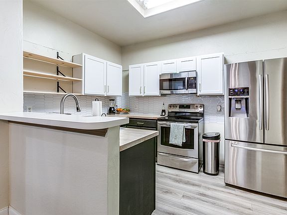 5th image of 211 Piccadilly Cir