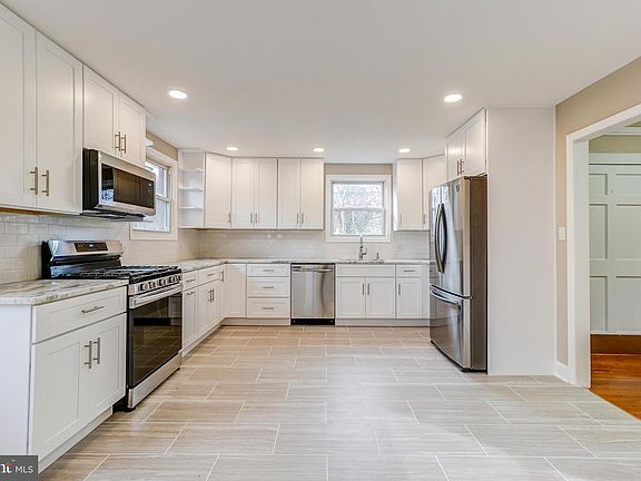 4th image of 3827 Denfeld Ave
