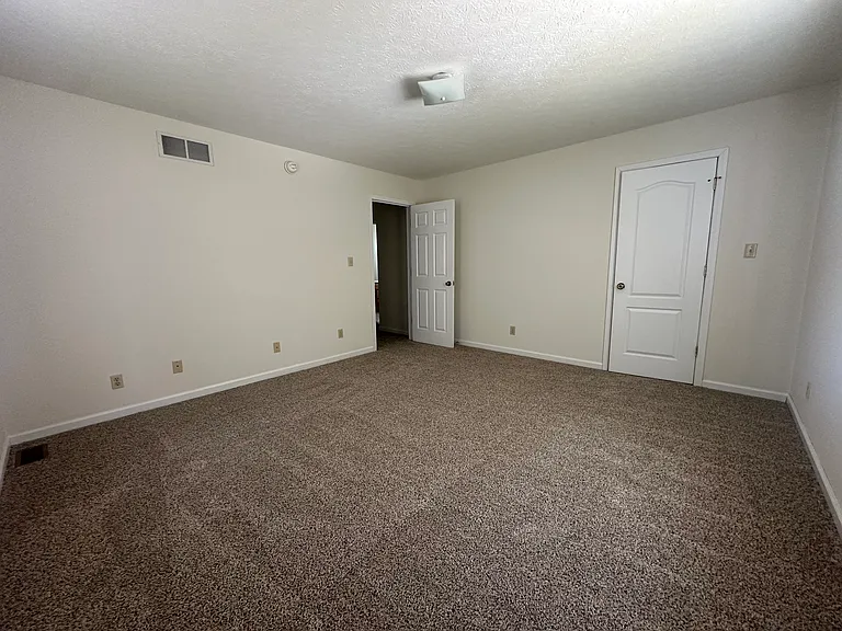 1111 S Park Ave — Photo 17