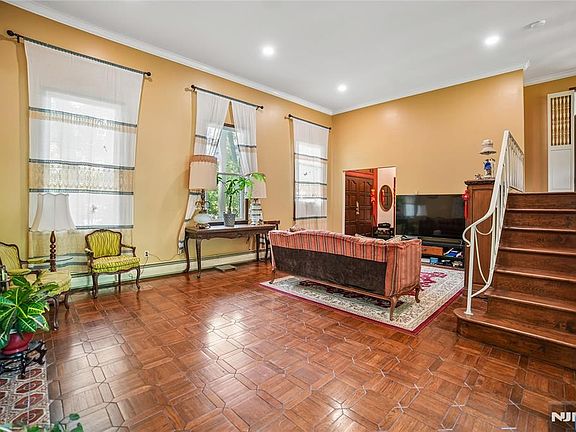 5th image of 249 Knickerbocker Road