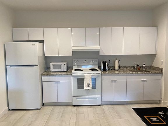 2nd image of 640 W 18th St Unit 203