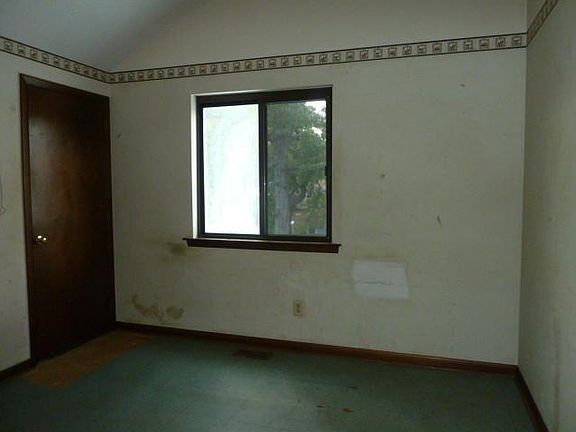4th image of 579 Ayrshire Way APT B