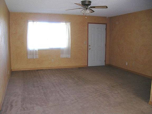 7225 Shawnee - Living Room