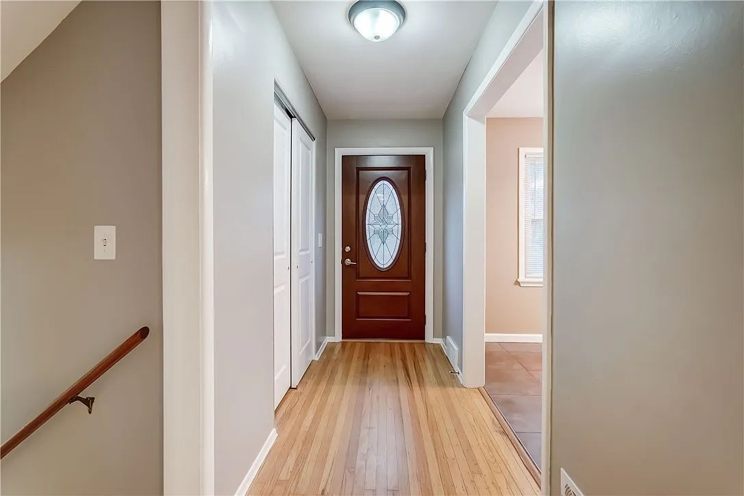 3 bed, 1.0 bath, 1560 sqft, $2,500 — Photo 3