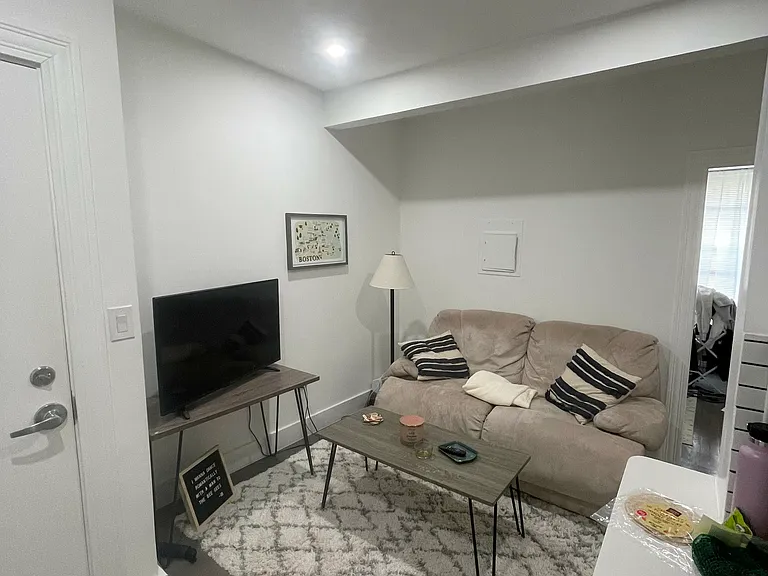 51 Queensberry St #10 — Photo 4