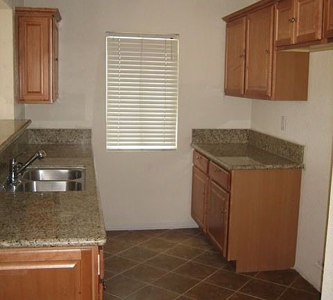 3rd image of 1046 Greenhedge St