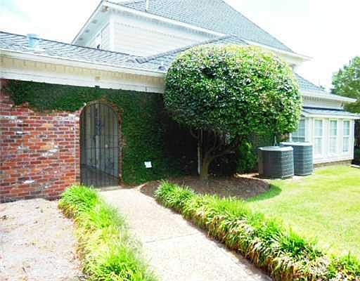 3rd image of 3001 Northwood Ave