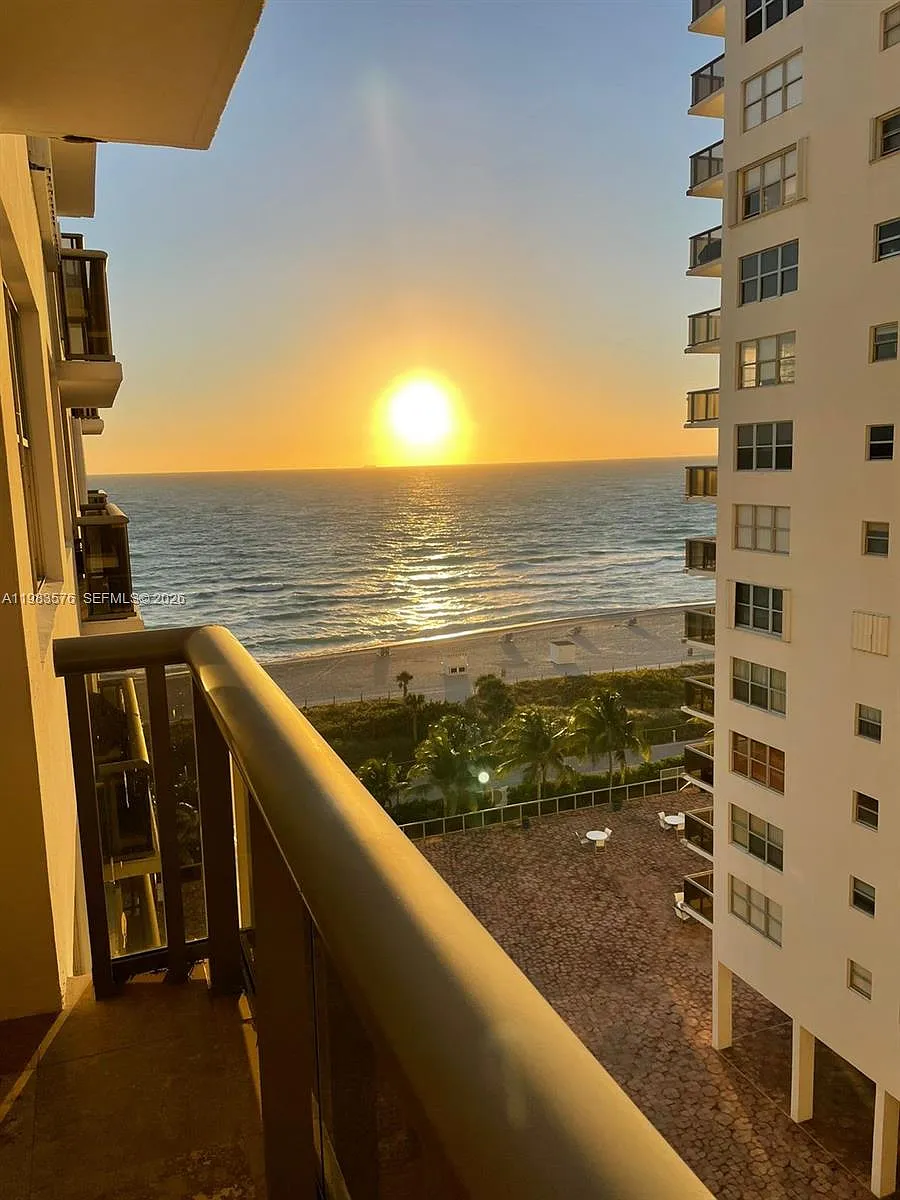 Building Photo - 6039 Collins Ave #1006
