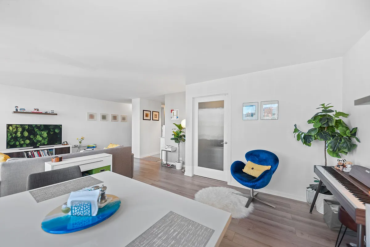 Building Photo - 111 E Chestnut St #24J