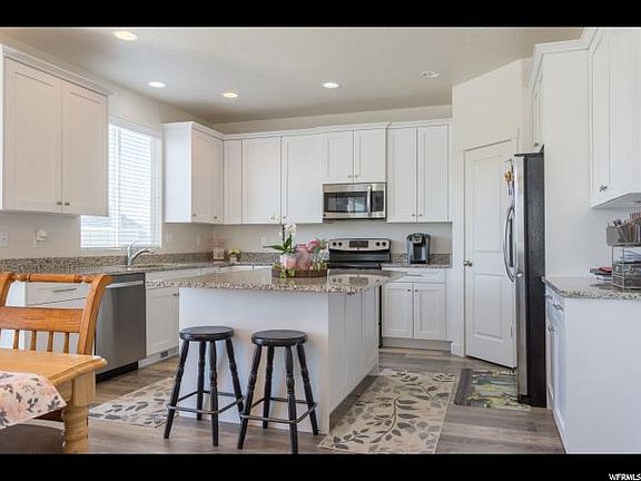 3rd image of 1562 E Aspen Grove Dr