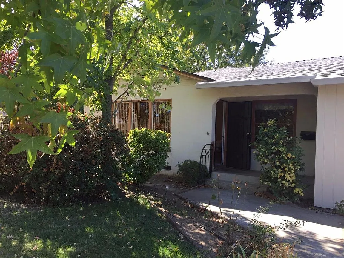 585 Railroad Ave photo 1