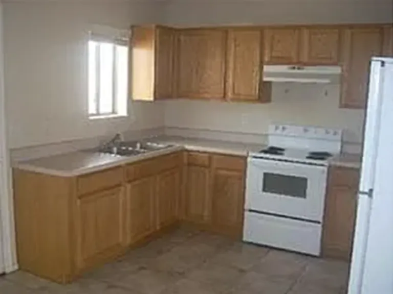 741 S Central Ave — Photo 4