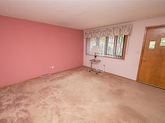 5th image of 36107 Hillcrest Dr