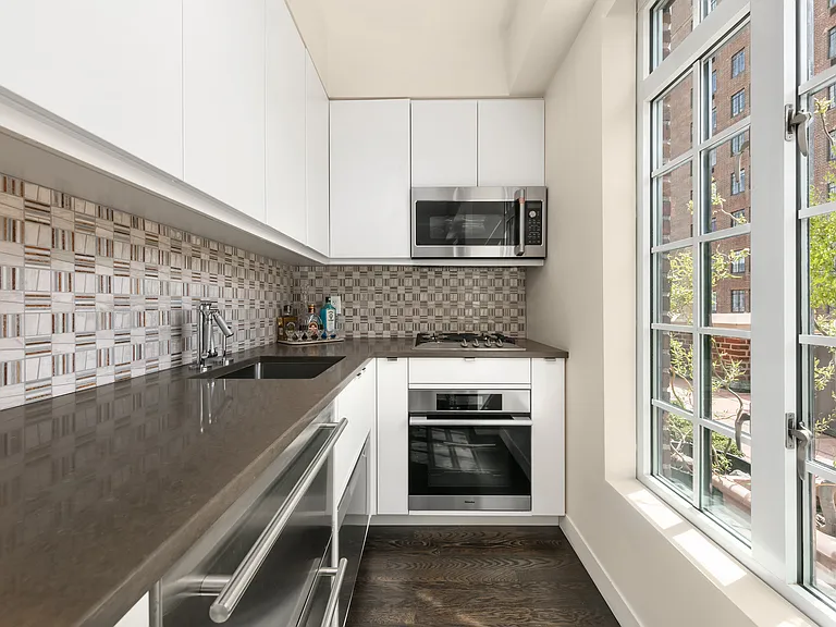 333 E 43rd St #Penthouse 14 — Photo 9
