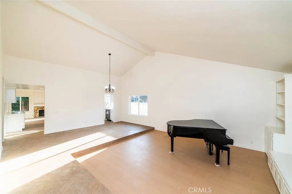 4 bed, 1900 sqft, $4,950 — Photo 3