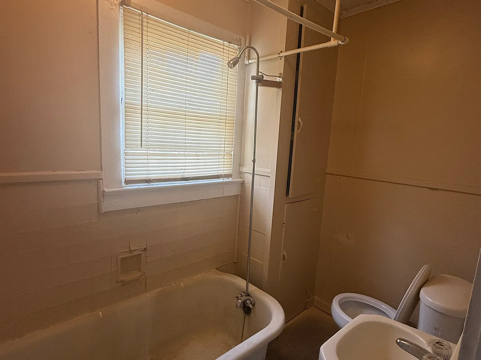 1 bed, 1.0 bath, 1307 sqft, $98,000 — Photo 3