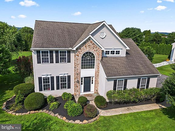 2nd image of 49 Pennwood Dr