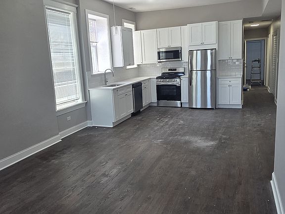2nd image of 1860 N Hoyne Ave APT 1R