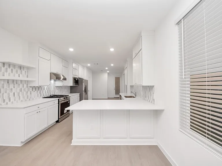 904 Capracotta Dr — Photo 4
