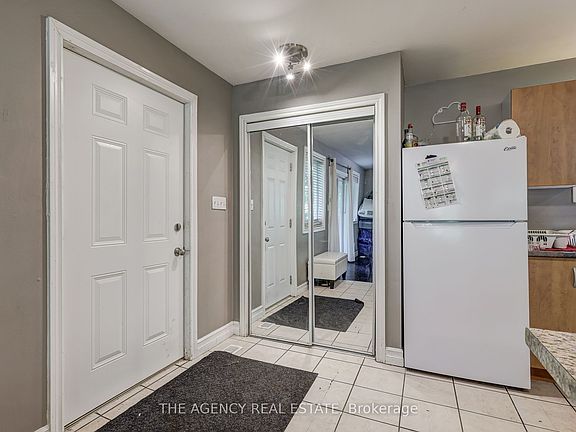 3rd image of 129 Oxford St W