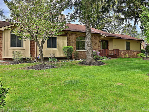 6400 Pinecrest, West Bloomfield, MI 48322