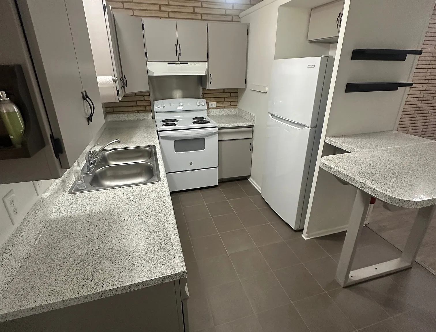 2 bed, 950 sqft, $1,050 — Photo 3