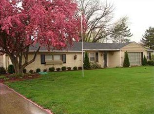 207 Fairway Dr, Bloomington, IL 61701