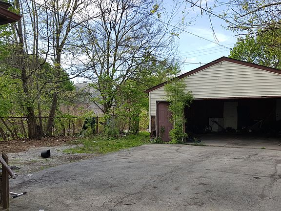 4th image of 132 Willis Ave