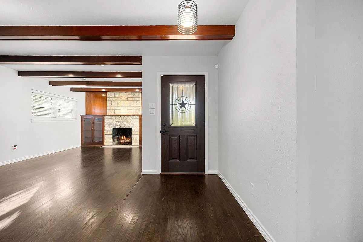 4 bed, 2.0 bath, 2042 sqft, $2,900 — Photo 4