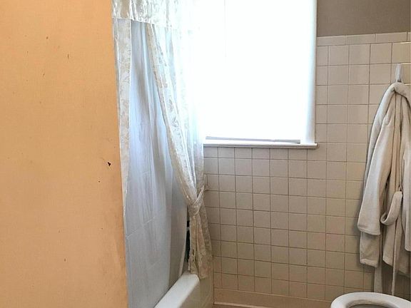 5th image of 307 E 5th St