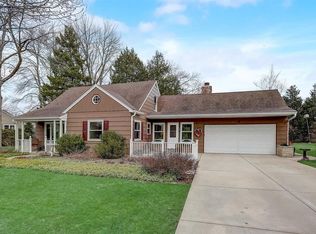 7642 N Bell Rd, Fox Pt, WI 53217