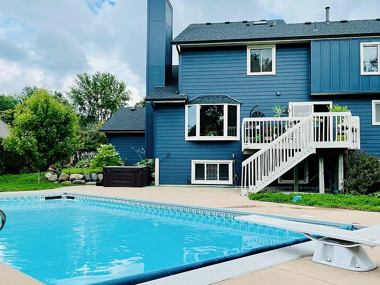 18511 Maple Leaf Dr — Photo 1