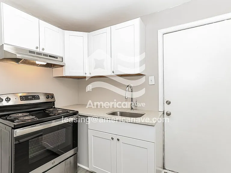 1322976_007_kitchen_7.jpg